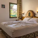 Maxwell Club Aparthotel 3*