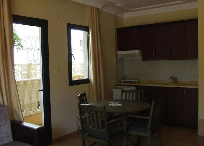 Maxwell Club アパートホテル 3*